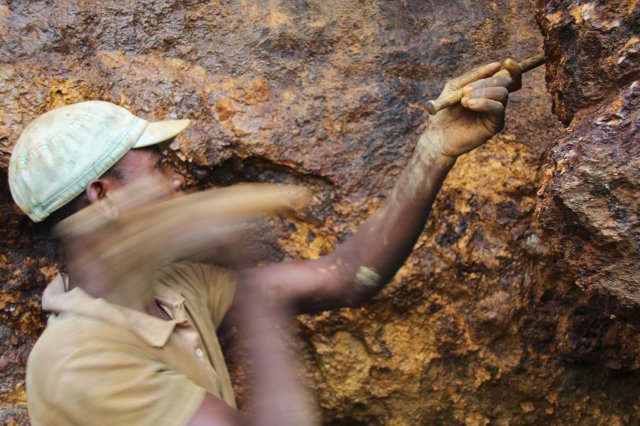 Ein Mann arbeitet in der Mine Zola Zola in der ostkongolesischen Provinz Süd-Kivu auf der Suche nach Mineralien und Erzen.