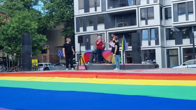 Über dem Regenbogen: Auf der Kundgebung zum Schutz der sexuellen und geschlechtlichen Identität sprach auch Henny Engels aus dem Bundesvorstand des Lesben- und Schwulenverbands Deutschland (LSVD).