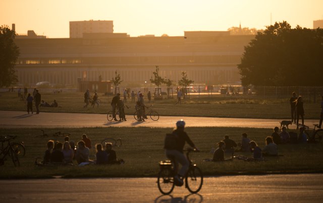 Nach einer Randbebauung würde man auf Teilen des Tempelhofer Feldes keinen Sonnenuntergang mehr beobachten können.