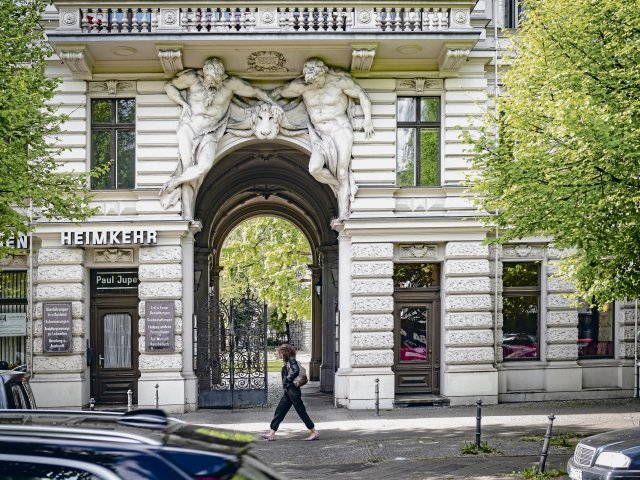 Prunkvolles Kreuzberg: Zwei Figuren thronen über den Eingang zu Riehmers Hofgarten an der Yorckstraße