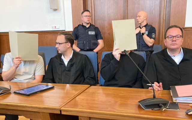 Die angeklagten Polizeibeamten und ihre Verteidiger im Landgericht Dortmund