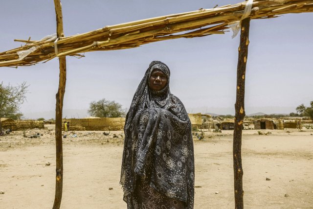 Alltag im Flüchtlingslager Adre nahe der Grenze zum Tschad, April 2024: Eine Bewohnerin sucht Schatten.