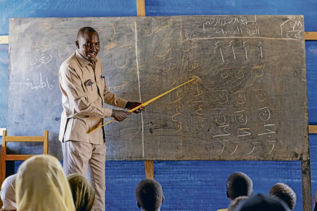 Ein geflüchteter Lehrer aus dem Sudan unterrichtet Arabisch im Flüchtlingslager Farchana.