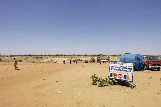 Grenzposten zwischen Tschad und Sudan. Im April 2024 lebten fast eine Million sudanesische Geflüchtete im Tschad.