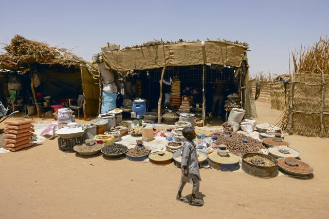 Alltag im Flüchtlingslager Adre nahe der Grenze zum Tschad, April 2024: ein Verkaufsstand bietet Nahrungsmittel feil.