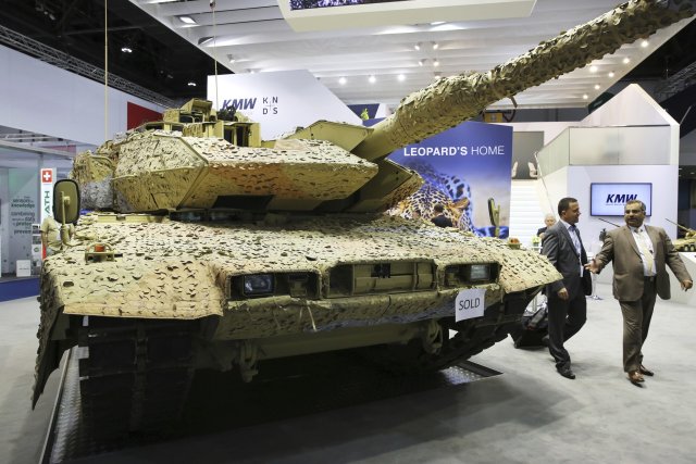 »Sold« - schon verkauft: ein Leopard 2 Panzer auf der Rüstungsmesse IDEX (International Defense Exhibition and Conference) in Abu Dhabi