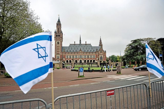 Pro-israelische Demonstranten protestieren vor dem höchsten Gericht der Vereinten Nationen in Den Haag. Am Internationalen Gerichtshof (IGH) findet ein Verfahren zu Israels Vorgehen in Gaza statt. Am 24. Mai wurde die Eilentscheidung getroffen, dass Israel die Rafah-Offensive stoppen müsse.