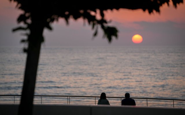 Trügerischer Schein? Strandidylle mit Sonnenuntergang in Tel Aviv