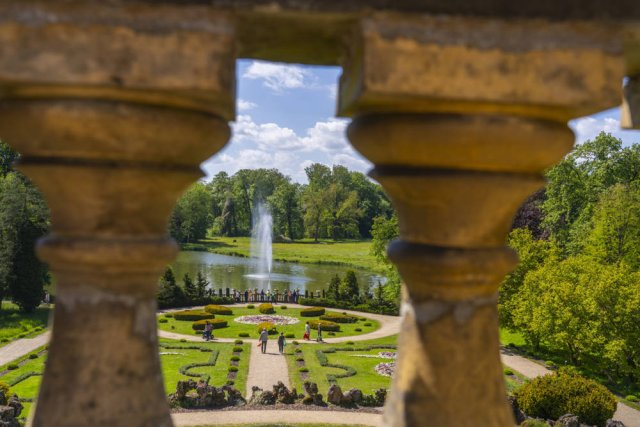 Blick auf den Schlosspark mit Schlossteich und Springbrunnen in Wiesenburg