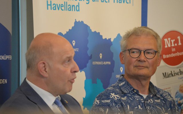 CDU-Landrat Roger Lewandowski (l.) und Kandidat Harald Petzold (Linke) im Streitgespräch