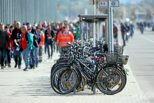Die EM-Organisatoren wollen, dass möglichst viele Fans mit dem Fahrrad oder der Bahn anreisen.
