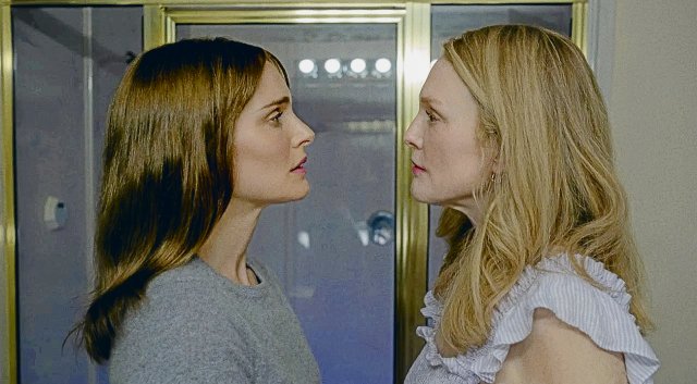 Einige Szenen, in denen Gracie (Julianne Moore) und Elisabeth (Natalie Portman) gemeinsam in einem Spiegel zu sehen sind, erinnern an Ingmar Bergmans zeitloses Psychodrama »Persona«.