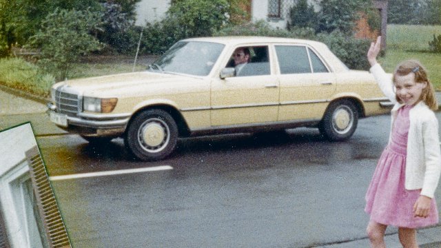 Es muss wenigstens seriös aussehen: Filmemacherin Julia Beerhold winkt ihrem Vater im goldenen Mercedes zu (Foto aus dem Familienalbum).