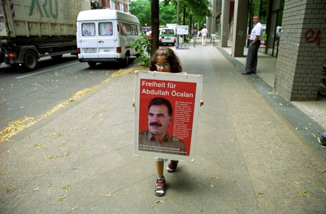 Ein Mädchen demonstriert in Berlin für die Freilassung des PKK-Führers Abdullah Öcalan.