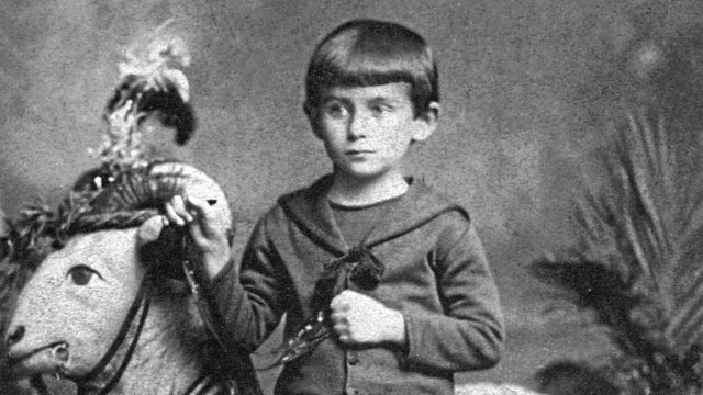 Mit Stiefeln, Pagenschnitt und stummer Kreatur: Franz Kafka mit etwa fünf Jahren