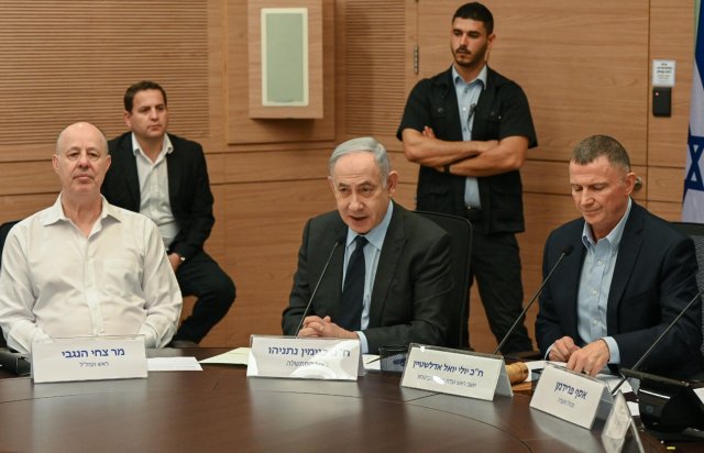 Benjamin Netanjahu (M), Ministerpräsident von Israel, vor dem Ausschuss für auswärtige Angelegenheiten und Verteidigung der Knesset. Der israelische Ministerpräsident Netanjahu hat sich zu dem jüngsten US-Vorstoß für eine Beendigung des Gaza-Kriegs geäußert.