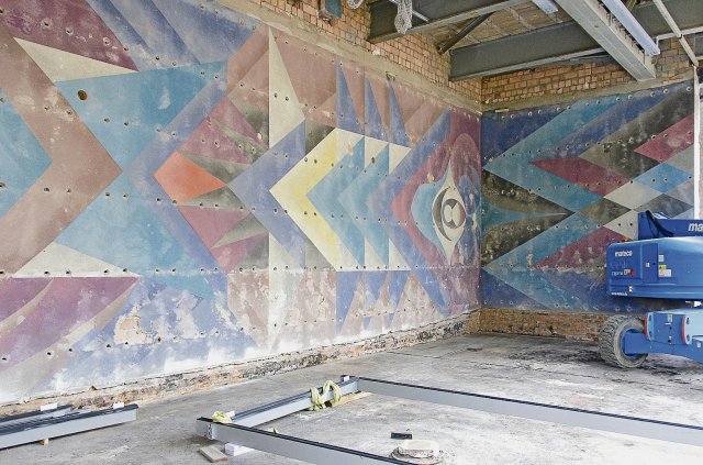 Farbenfroh und höchstens auf den zehnten Blick agitatorisch: Das Wandgemälde der Dresdner Künstler Karl-Heinz Adler und Friedrich Kracht.