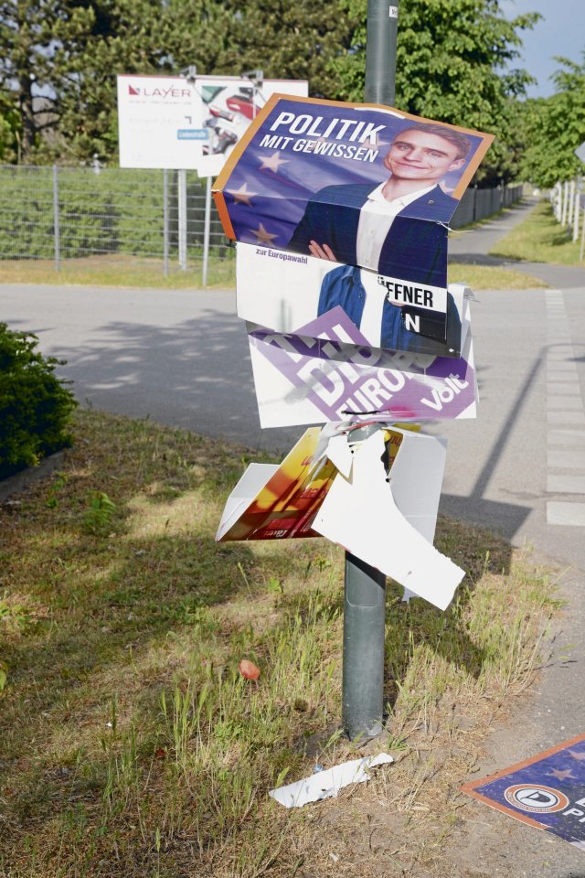 Alles andere als ein Einzelfall: Zerstörte Wahlplakate in Brandenburg.