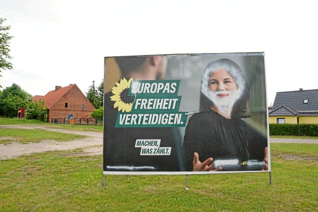 Nicht im Urzustand: Außenministerin Annalena Baerbock (Grüne) auf einem Wahlplakat in Brandenburg zum Uropa gemacht.