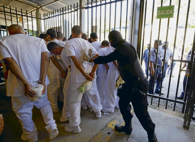 Unbestritten ist, dass junge Männer ohne Grund inhaftiert werden. Doch Präsident Bukele versucht, die Zahl der Unschuldigen kleinzureden. Menschenrechtsorganisationen sprechen von einem Anteil von 30 bis 50 Prozent der Inhaftierten.