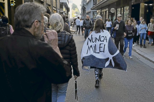 Niemals Milei: Der Protest gegen die Kürzungspolitik des argentinischen Präsidenten Javier Milei bricht sich auf den Straßen Bahn.