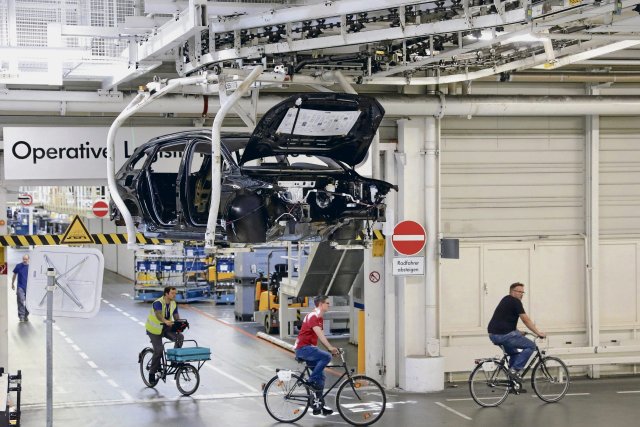 Oder doch lieber mit dem Fahrrad? Bei der grünen Transformation und der Umstellung auf E-Mobilität tut sich der Volkswagenkonzern schwer.