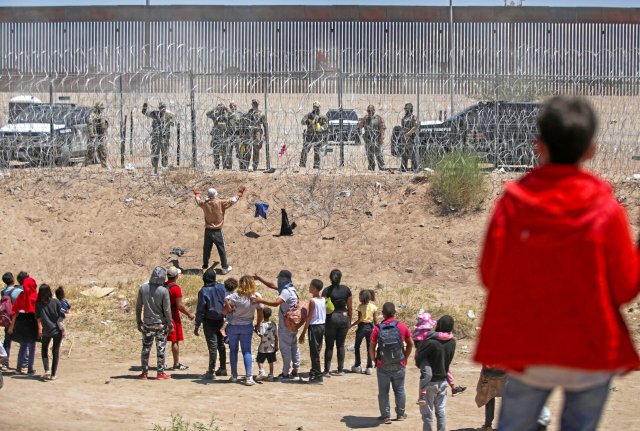 Migranten versuchen in der Nähe des Rio Grande auf US-Territorium zu gelangen.