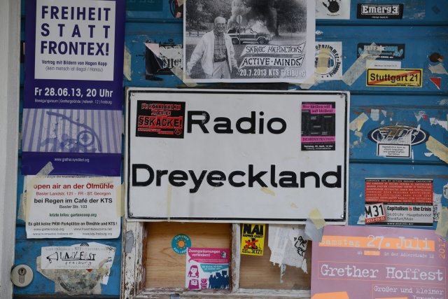 Das Logo von Radio Dreyeckland an der Tür der Redaktionsräume in Freiburg: Das Bild stammt von 2013, damals war Fabian Kienert bereits langjähriger Mitarbeiter des Senders.
