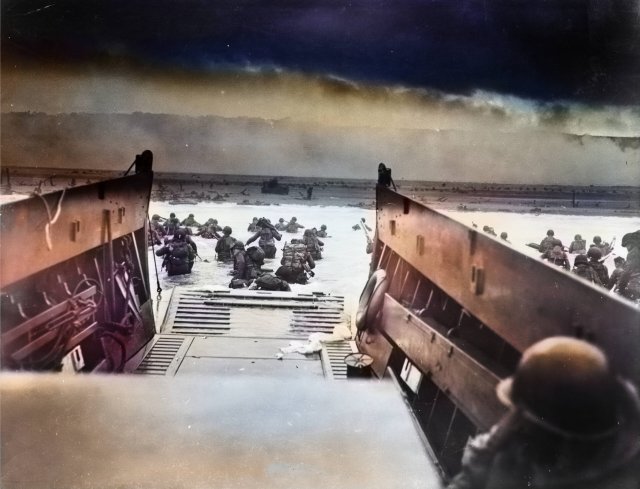 US-Soldiers landen am 6. Juni 1944 am Strand der Normandie.
