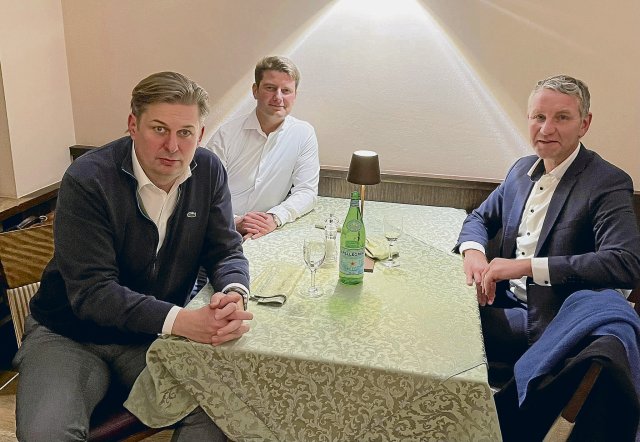 Björn Höcke (rechts) bleibt der Königsmacher in der AfD. (Links ...