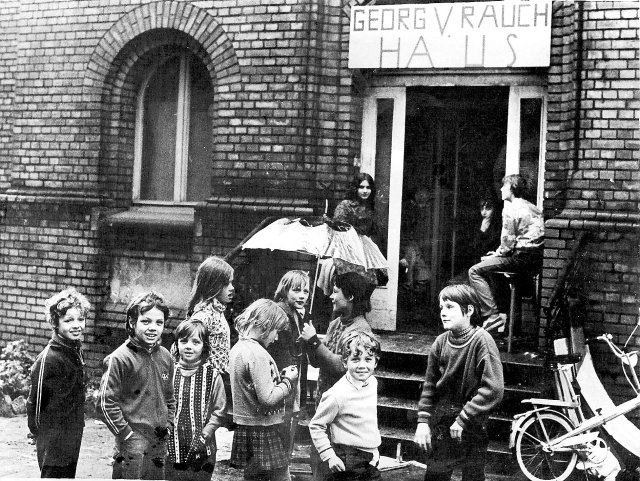 Die Basis machts: Kinder vor dem besetzten Bethanien in Berlin-K...