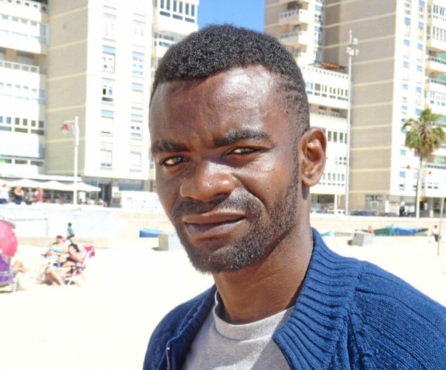 Thomas aus Kamerun überlebte die gefährliche Atlantik-Route zu den Kanarischen Inseln. Aber die Tragödie lässt ihn nicht los.