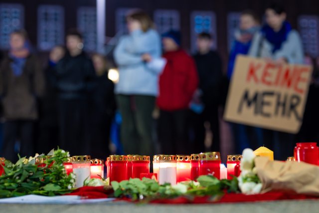 Bei einer Demonstration gegen Femizide wird hinter niedergelegten Blumen und Kerzen ein Schild mit der Aufschrift »Keine Mehr« gehalten.