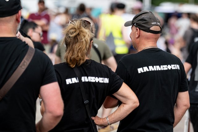 Rammstein Fans 2023 vor dem Olympiastadion in Berlin