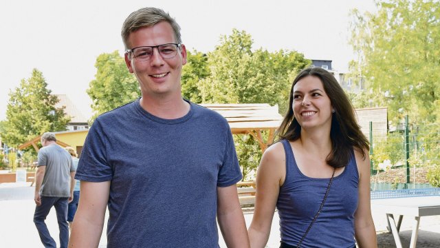 Sebastian Walter und seine Frau Katharina 2019 nach der Stimmabgabe im Wahllokal in der Eberswalder Kita »Sonnenschein«.