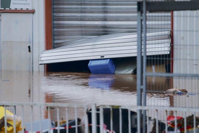 Auch ein intaktes Rolltor hätte wahrscheinlich nicht vor der Überflutung dieser Garage in Baden-Württemberg geschützt. Experten fordern, dass »klimasicheres« Bauen stärker gefördert wird.