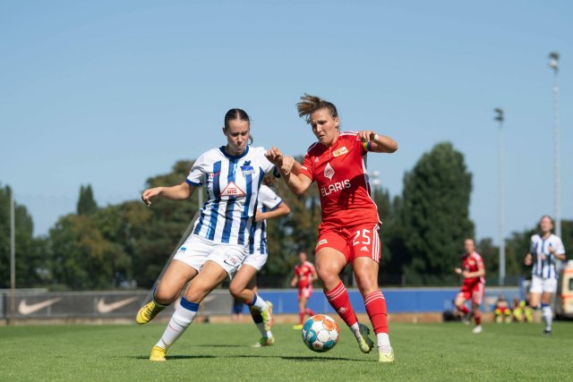 Startpunkt einer perfekten Saison: Dem 6:1 gegen Hertha BSC folgten für Unions Frauen um Dina Orschmann (r.) 21 weitere Siege.