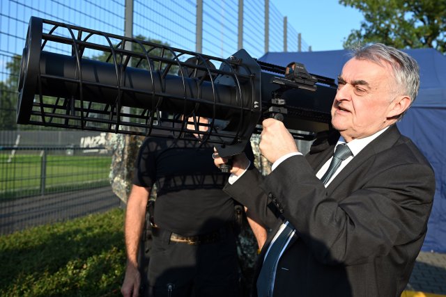 Der nordrhein-westfälische Innenminister Herbert Reul (CDU) probt den Ernstfall bei der anstehenden Fußball-Europameisterschaft und versucht sich an einem schultergestützten Störsender zur Drohnenabwehr.