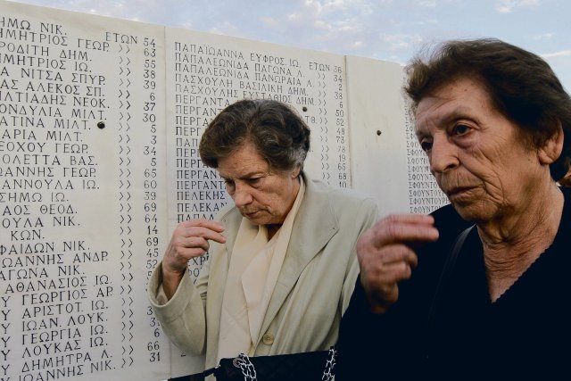 Angehörige von Opfern am Mahnmal im griechischen Distomo für die von der SS ermordeten Bewohner der Kleinstadt