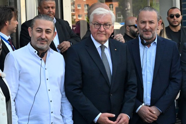 Bundespräsident Steinmeier am Sonntag mit Hasan (l) und Özcan Yi...