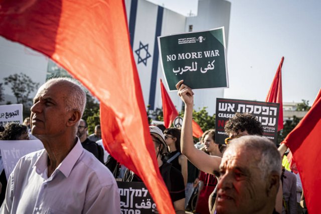 Hunderte von israelischen und arabischen Friedensaktivisten prot...