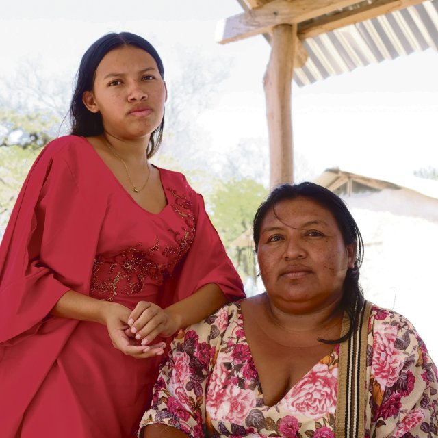 Luz Angela Uriana und ihre Tochter Mildred Guette Uriana kritisieren die Cerrejón-Mine, die gegenüber ihres Dorfs liegt.