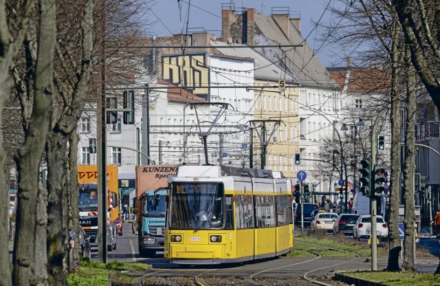 Eine Straßenbahn der Linie M4 fährt in der Berliner Allee Richtung Hackescher Markt.