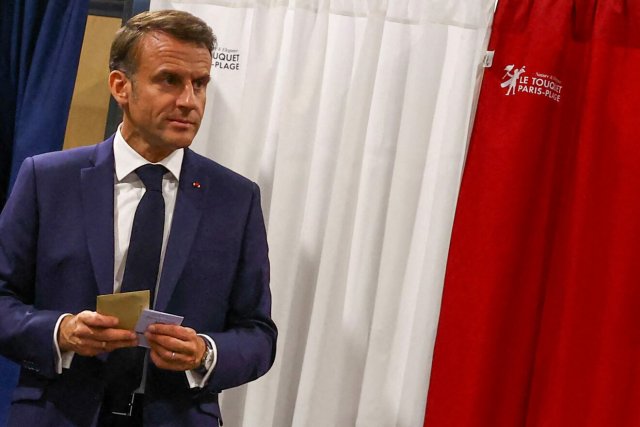 Frankreichs Präsident Macron bei der Stimmabgabe am Sonntag