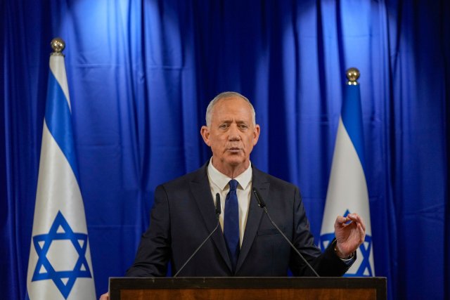Benny Gantz hat sich aus dem dreiköpfigen israelischen Kriegskabinett zurückgezogen. Als Grund hat er Meinungsverschiedenheiten mit Regierungschef Benjamin Netanjahu über die Zukunft des Gazastreifens angegeben.