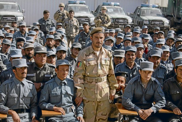 General Abdul Raziq Achakzai (Mitte), Polizeichef von Kandahar, posiert für ein Foto während einer Abschlussfeier in einer Polizeischule.
