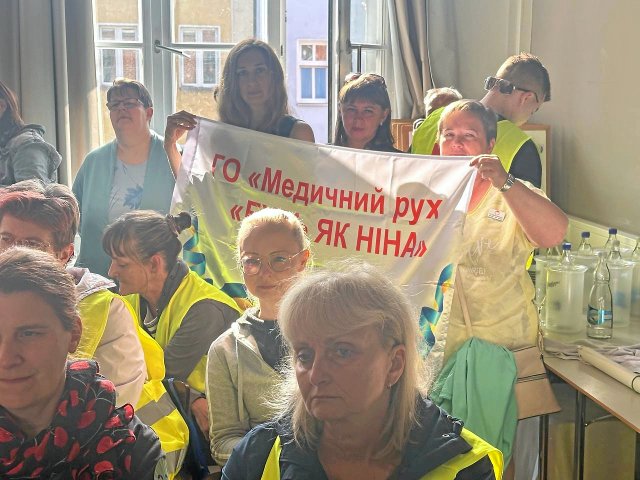 Aktivist*innen der ukrainischen Gewerkschaftsinitiative »Be like Nina« auf der Streikversammlung am Lichtenberger Sana-Klinikum