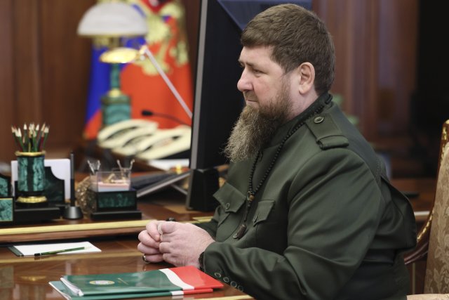 Tschetscheniens Präsident Ramsan Kadyrow ist kein Islamist, versucht aber genauso wie der IS, Einfluss auf seine Landsleute in Deutschland zu nehmen.