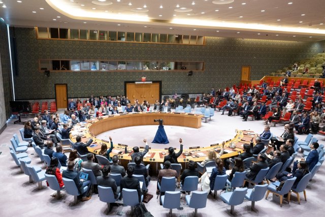 Der UN-Sicherheitsrat hat sich für einen von US-Präsident Biden vorgestellten mehrstufigen Plan für eine Waffenruhe im Gaza-Krieg ausgesprochen. Eine entsprechende Resolution wurde vom mächtigsten Gremium der Vereinten Nationen am Montag im UN-Hauptquartier in New York angenommen.