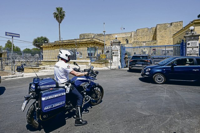 Polizeistreifen in der Nähe des Schlosses in Brindisi, wo das Willkommensdinner des G7-Gipfels stattfinden wird.